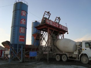 建750搅拌站整套设备需要多少钱？